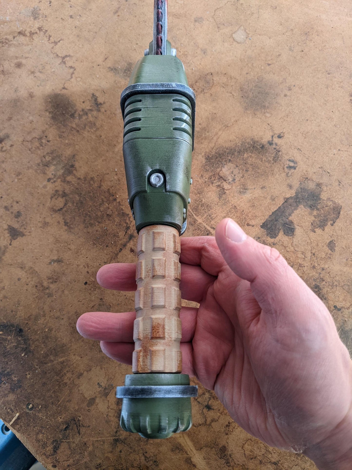 Assembled Ripper Prop – Weathered & Painted Cosplay Weapon (Life-Size)