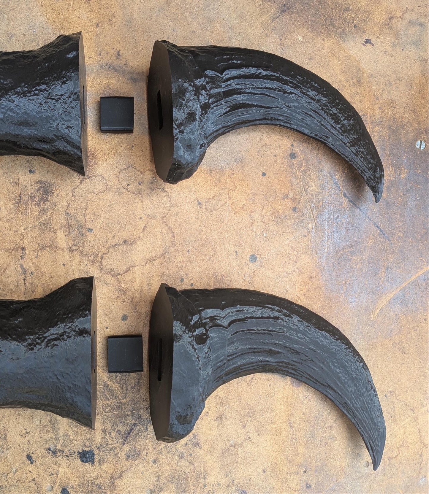 Deathclaw Gauntlet 2 Claw  Life-Size Assembly Kit