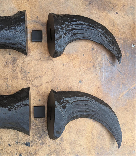 Deathclaw Gauntlet 2 Claw  Life-Size Assembly Kit