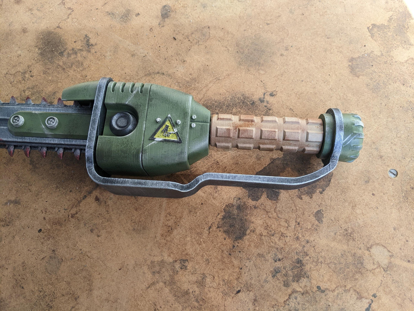 Assembled Ripper Prop – Weathered & Painted Cosplay Weapon (Life-Size)