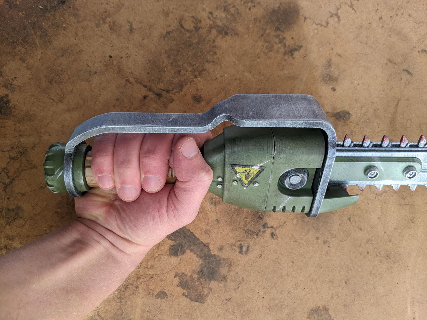 Assembled Ripper Prop – Weathered & Painted Cosplay Weapon (Life-Size)